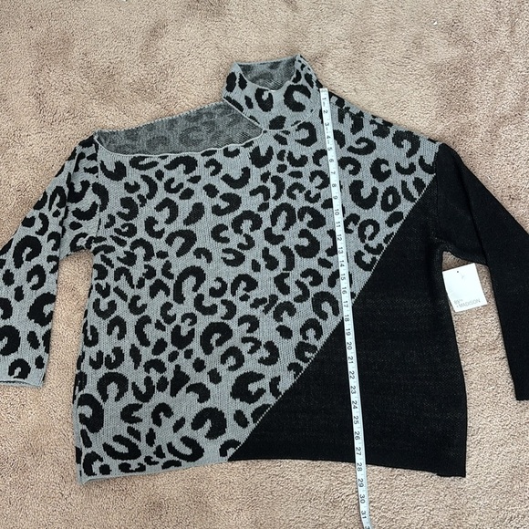 Leopard Print Women's Sweater - Black and Gray Size 2X - Picture 2 of 5